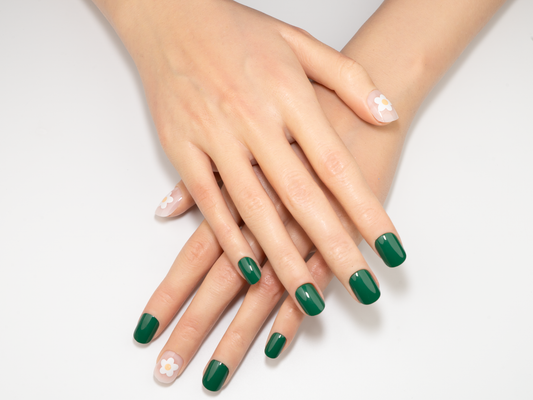 Emerald Mood Press-On Nails | Hand-painted Daisy Mix & Match Oval