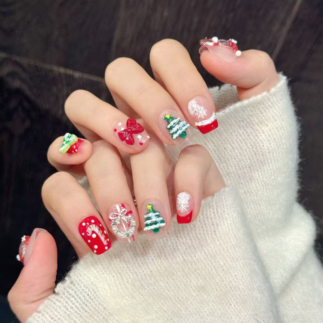Christmas Hello Kitty Short Oval Press-On Nails