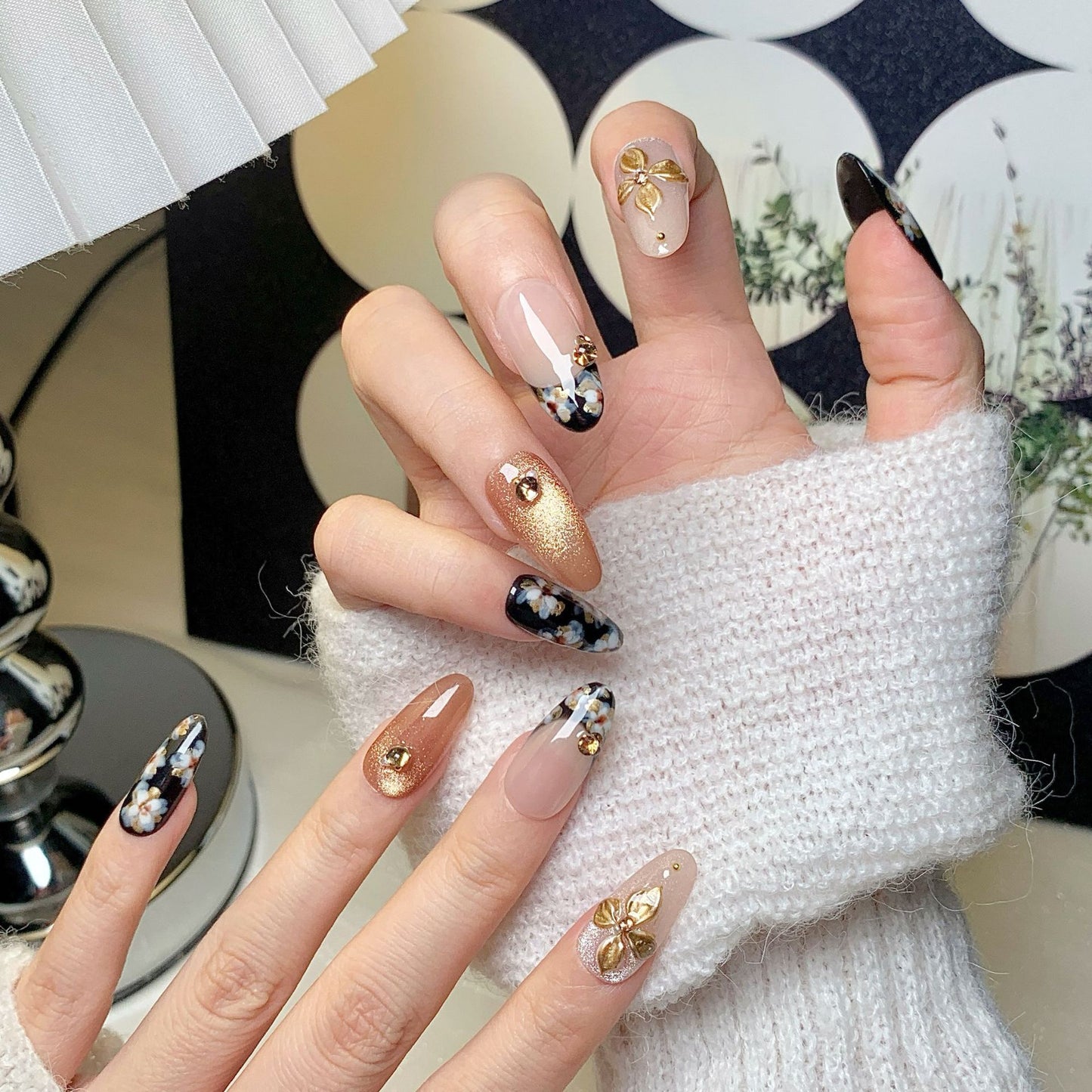 Black-Gold Floral Oval Press-On Nails