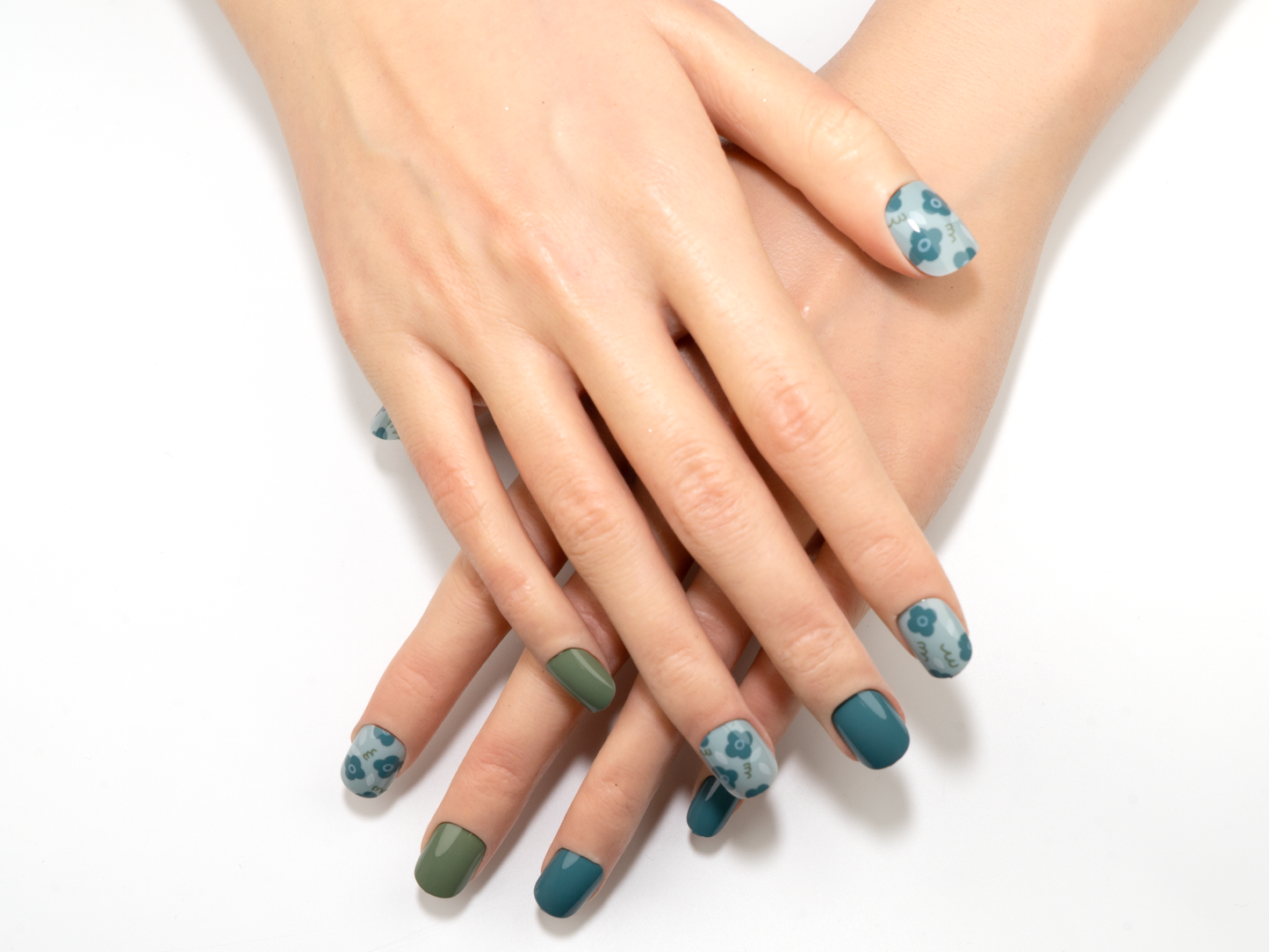 Korean Minimalist Press-Ons | Creamy Floral Pattern Short Oval